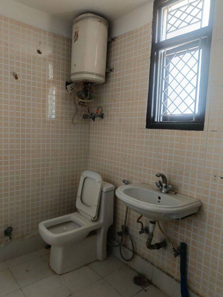 Bathroom, ss-mayfield-gardens 3 Bedroom 2700 Sq.Ft. Builder Floor In Sector 51 Gurgaon 10433388