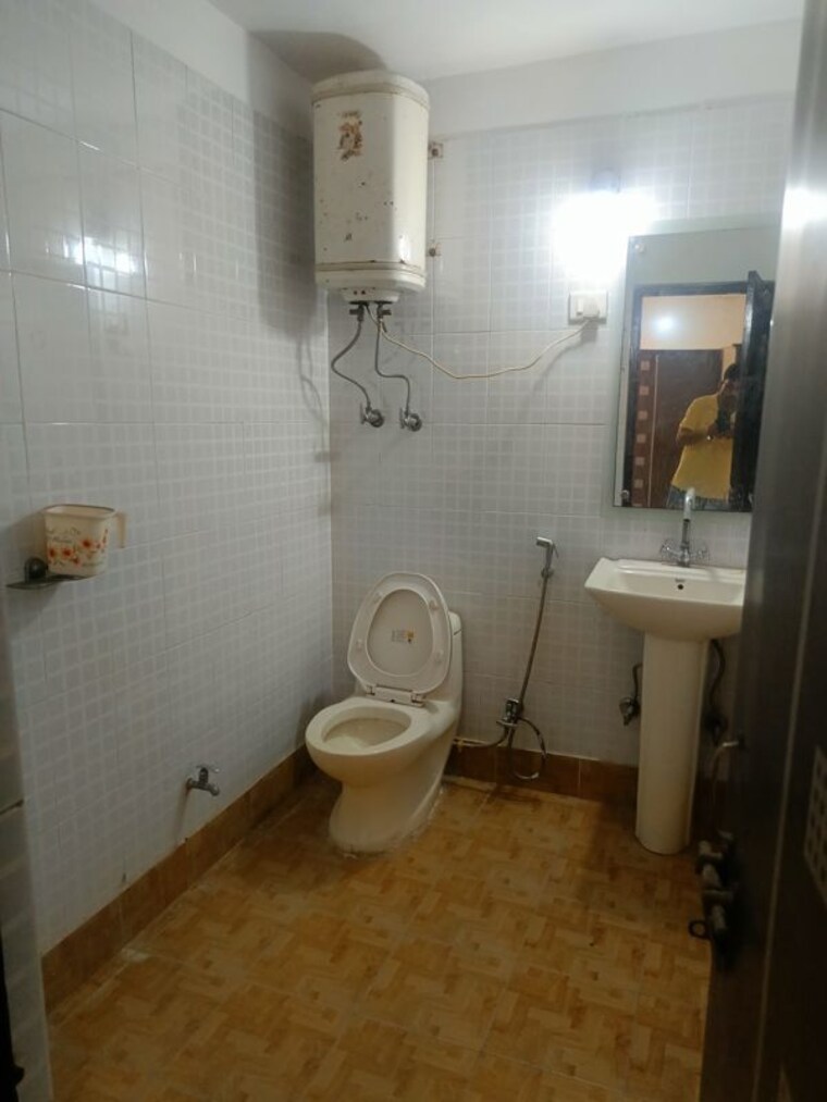 Bathroom, ss-mayfield-gardens 3 Bedroom 2700 Sq.Ft. Builder Floor In Sector 51 Gurgaon 10433388