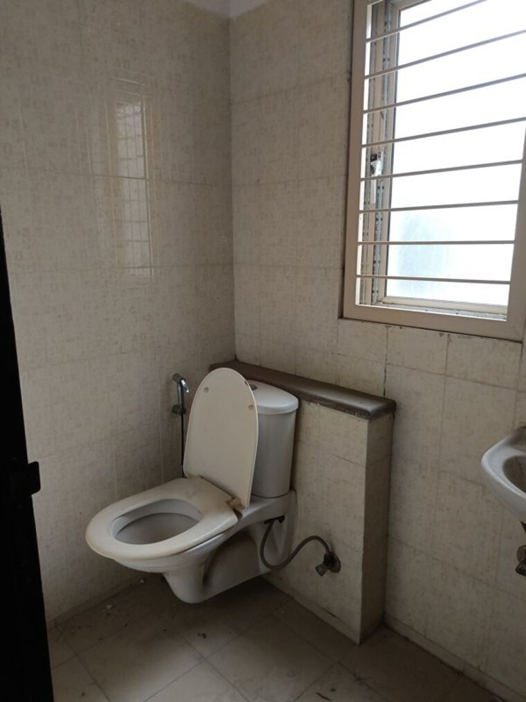Bathroom, ss-mayfield-gardens 3 Bedroom 2700 Sq.Ft. Builder Floor In Sector 51 Gurgaon 10433388