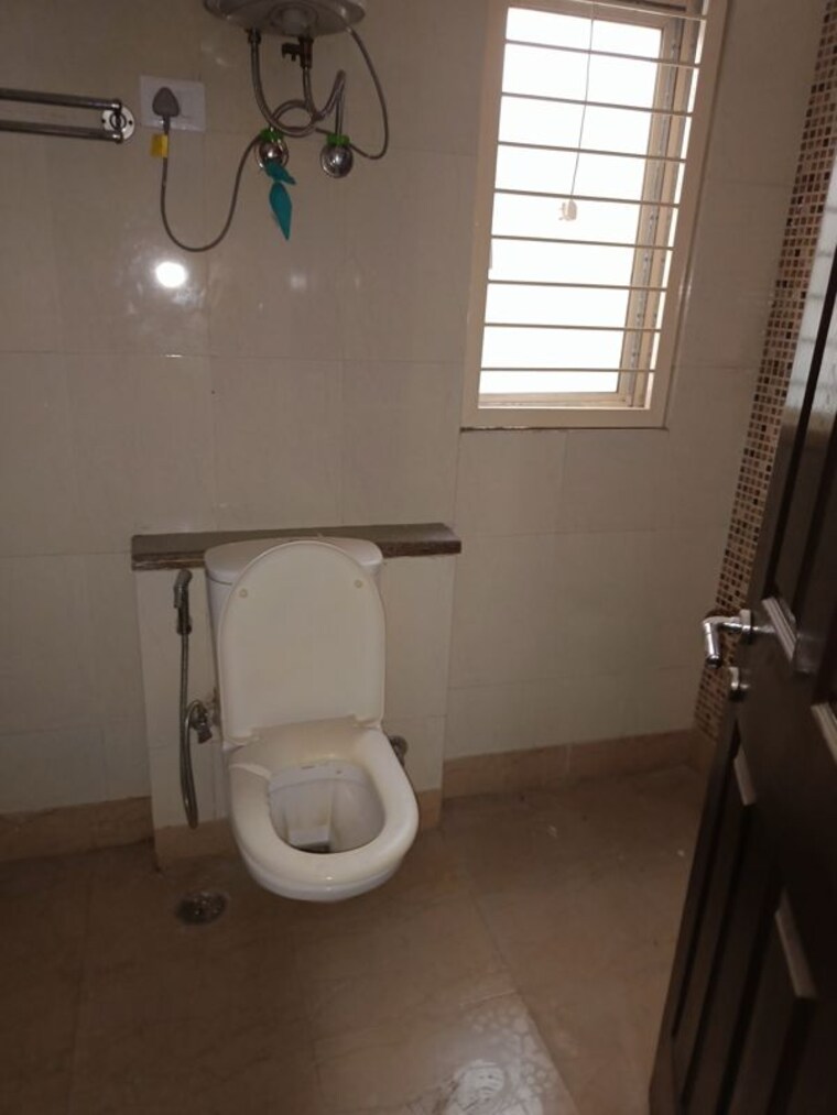 Bathroom, ss-mayfield-gardens 3 Bedroom 2700 Sq.Ft. Builder Floor In Sector 51 Gurgaon 10433388