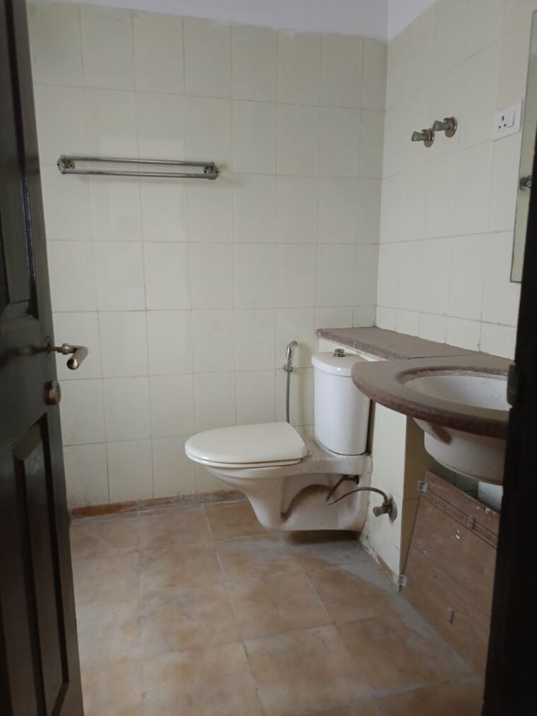Bathroom, ss-mayfield-gardens 3 Bedroom 2700 Sq.Ft. Builder Floor In Sector 51 Gurgaon 10433388