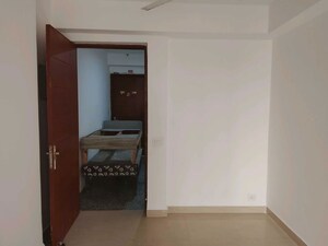 Room in 3 BHK Apartment at Nimbus Express Park View - II, Chi V Greater Noida – for Sale