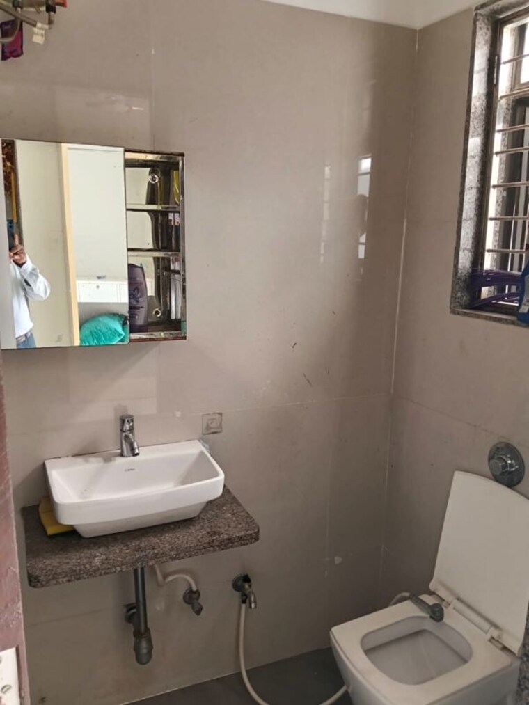 Bathroom, lokhandwala-sapphire-heights 2.5 Bedroom 890 Sq.Ft. Apartment In Kandivali East Mumbai 10433609