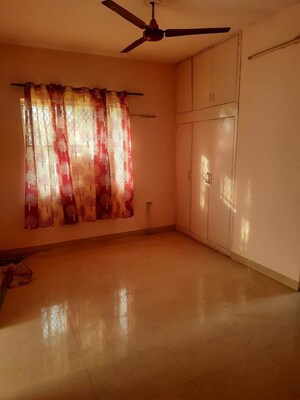 Room in 2 BHK Builder Floor at Dlf City Phase 3 – for Rent