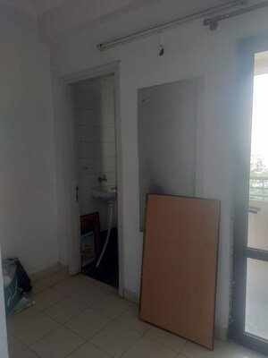 Room in 3 BHK Apartment at Unitech Fresco, Sector 50 – for Rent