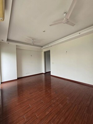 Room in 6 BHK Builder Floor at Dlf City Phase 3 – for Rent