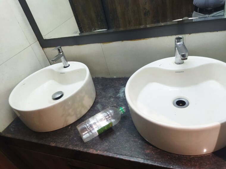 Bathroom, colaba Commercial Shop 400 Sq.Ft. In Colaba Mumbai 10433779