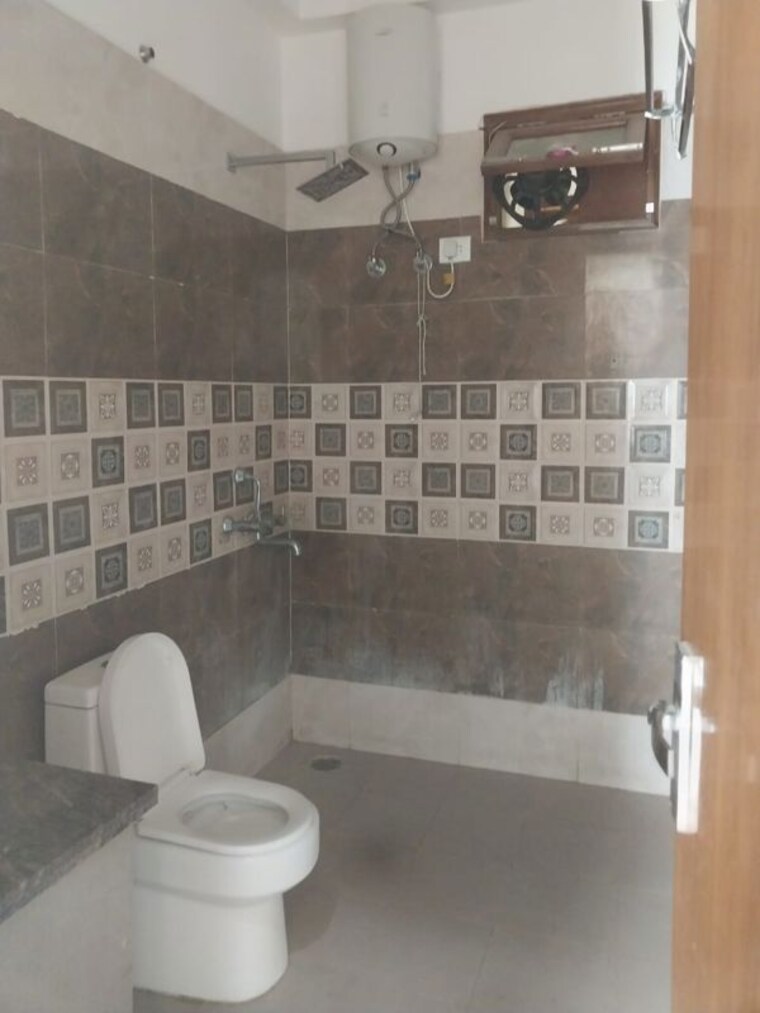 Bathroom, chukkuwala 3 Bedroom 1800 Sq.Ft. Builder Floor In Chukkuwala Dehradun 10433870