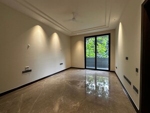 Room in 4 BHK Apartment at West End Colony – for Rent