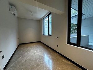 Room in 4 BHK Apartment at West End Colony – for Rent
