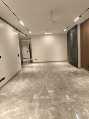 Room in 4 BHK Builder Floor at Dlf Phase iv – for Sale
