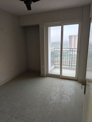 Room in 3 BHK Apartment at Eldeco Live By The Greens, Sector 150 – for Sale