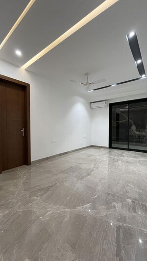 Room in 4 BHK Builder Floor at Sushant Lok ii – for Sale