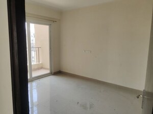 Room in 2 BHK Apartment at Supertech Cape Town, Sector 74 – for Rent