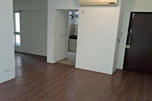 Room in 2.5 BHK Apartment at Runwal The Orchard Residency, Ghatkopar West – for Sale