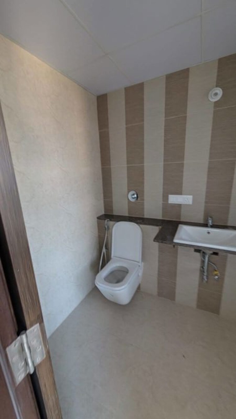 Bathroom, karle-vario-homes 3 Bedroom 1654 Sq.Ft. Apartment In Hebbal Bangalore 10434296