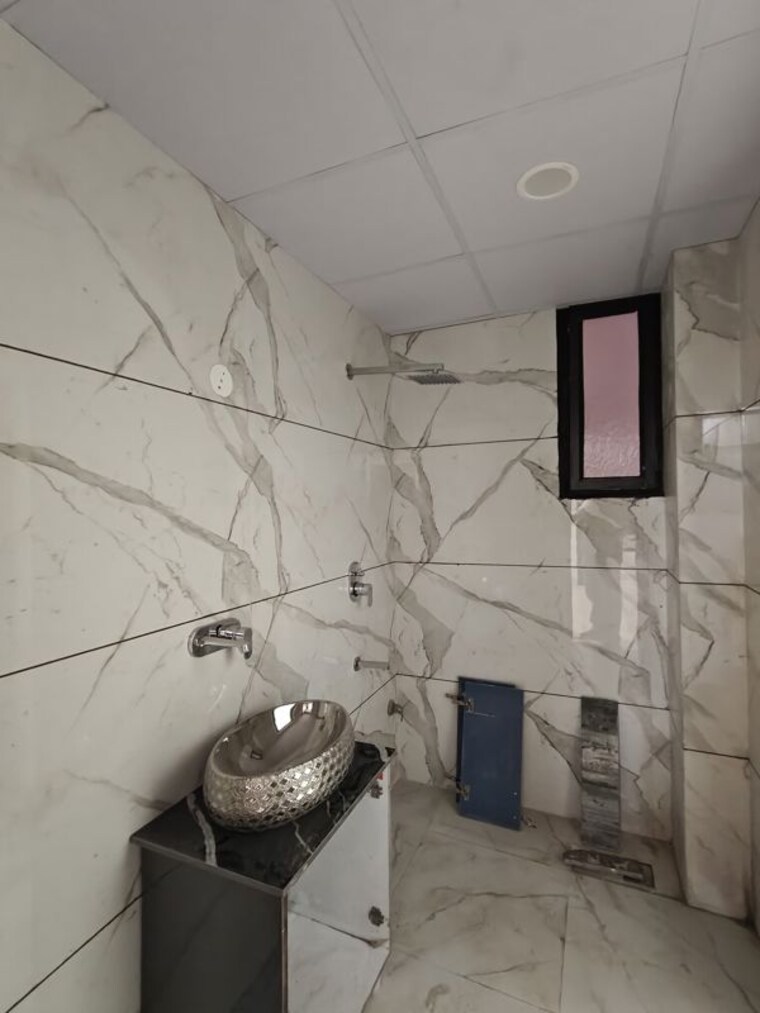 Bathroom, shriram-residency 4 Bedroom 2000 Sq.Ft. Apartment In Ahinsa Khand 2 Ghaziabad 10434327