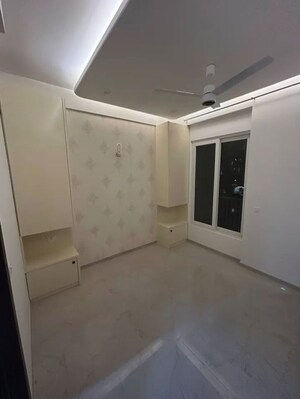 Room in 2 BHK Builder Floor at Smart World Orchard, Sector 61 – for Rent