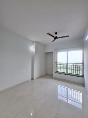 Room in 2 BHK Apartment at Rustomjee Urbania Azziano, Thane West – for Rent