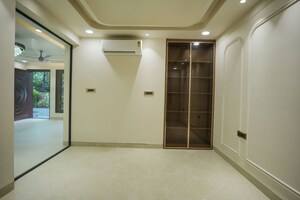 Room in 4 BHK Apartment at Vasant Kunj – for Sale