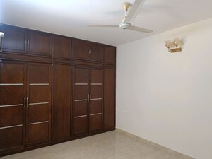 Room in 3 BHK Apartment at Vasant Kunj – for Rent