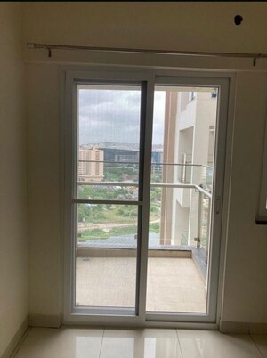 Room in 2 BHK Apartment at Puravankara Silversands, Mundhwa – for Rent