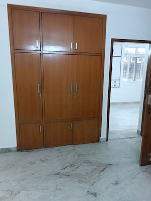 Room in 3 BHK Builder Floor at Chittaranjan Park – for Rent