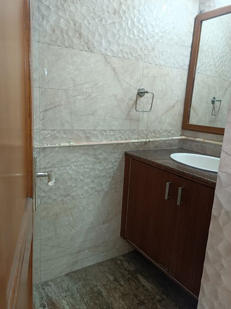 Bathroom, chittaranjan park 3 Bedroom 1800 Sq.Ft. Builder Floor In Chittaranjan Park Delhi 10434483