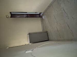 Furnished Amenities in 2.5 BHK Apartment at Mayur Vihar – for Rent