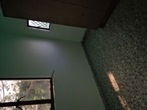 Furnished Amenities in 2.5 BHK Apartment at Mayur Vihar – for Rent