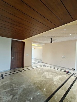 Room in 4 BHK Builder Floor at Dlf Cyber City – for Rent
