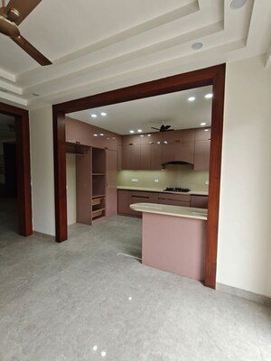 Room in 3 BHK Builder Floor at Dlf Cyber City – for Rent