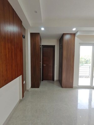 Room in 3 BHK Builder Floor at Dlf Cyber City – for Rent