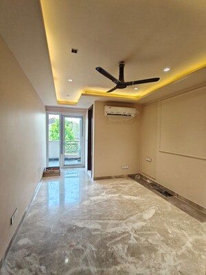 Room in 4 BHK Builder Floor at Dlf Cyber City – for Rent