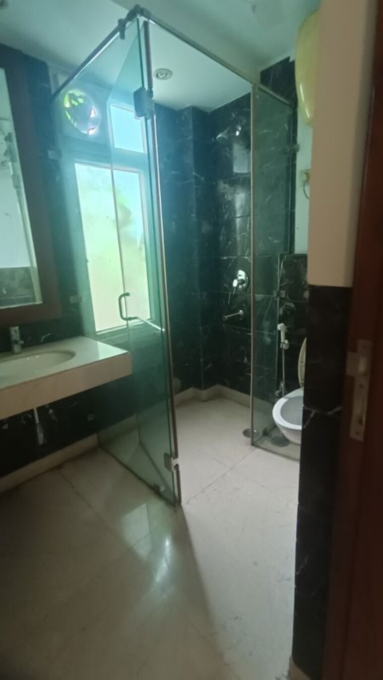Bathroom, geetanjali enclave 4 Bedroom 340 Sq.Yd. Builder Floor In Geetanjali Enclave Delhi 10434563