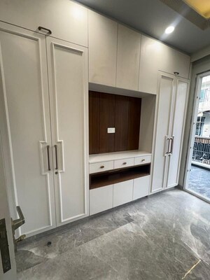 Room in 3 BHK Builder Floor at Surajmal Vihar – for Rent