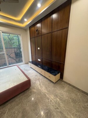 Room in 3 BHK Builder Floor at Surajmal Vihar – for Rent