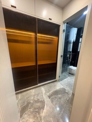 Furnished Amenities in 3 BHK Builder Floor at Surajmal Vihar – for Rent