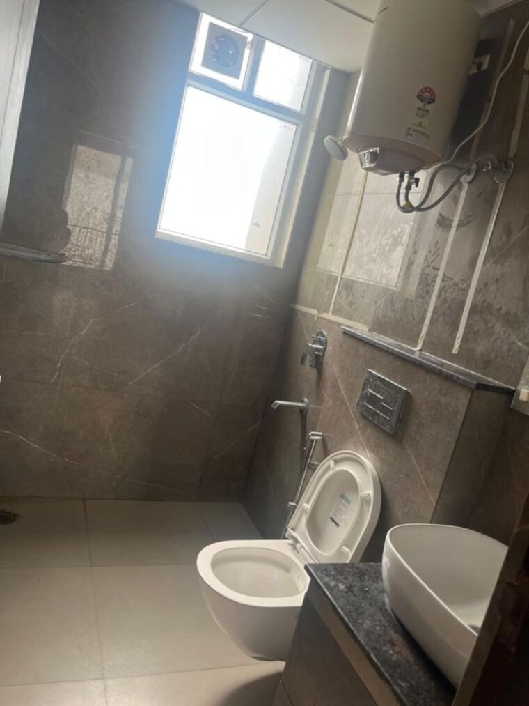 Bathroom, skylar-homes 3 Bedroom 1750 Sq.Ft. Apartment In Patiala Road Zirakpur 10434587