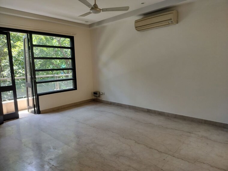 Room, soami nagar 3 Bedroom 300 Sq.Yd. Builder Floor In Soami Nagar Delhi 10434597