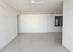 Room in 5 BHK Apartment at Kalpataru Mugnus, Bandra East – for Rent