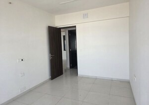Room in 5 BHK Apartment at Kalpataru Mugnus, Bandra East – for Rent