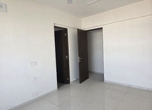 Room in 5 BHK Apartment at Kalpataru Mugnus, Bandra East – for Rent