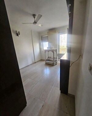 Room in 4 BHK Apartment at DLF Belvedere Towers, Sector 24 – for Rent