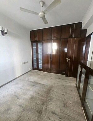 Room in 4 BHK Apartment at DLF Belvedere Towers, Sector 24 – for Rent