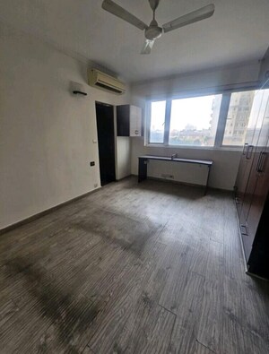 Room in 4 BHK Apartment at DLF Belvedere Towers, Sector 24 – for Rent