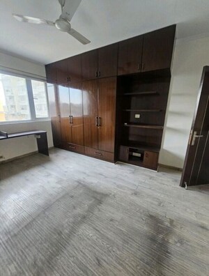 Room in 4 BHK Apartment at DLF Belvedere Towers, Sector 24 – for Rent
