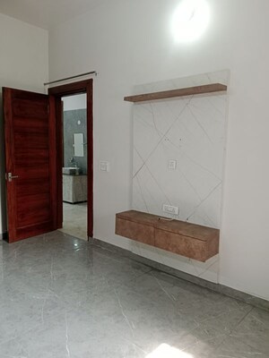 Room in 3 BHK Builder Floor at Sector 18 – for Rent