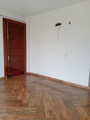 Room in 3 BHK Builder Floor at Sector 18 – for Rent