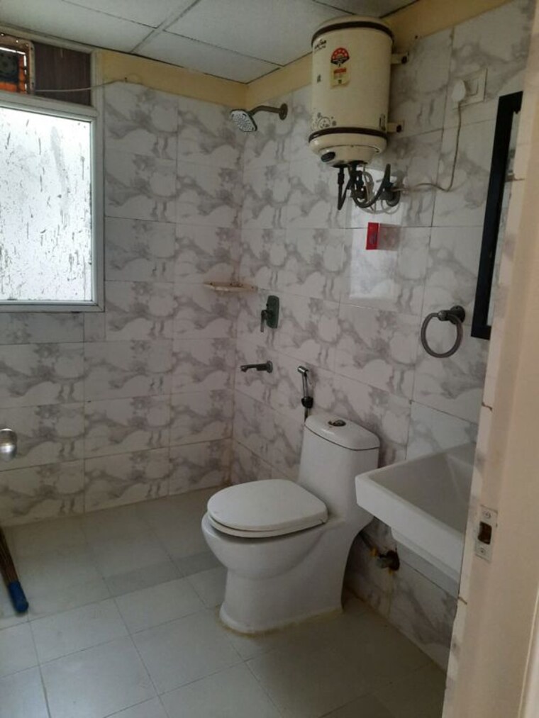 Bathroom, sethi-max-royal 2.5 Bedroom 1105 Sq.Ft. Apartment In Sector 76 Noida 10434756